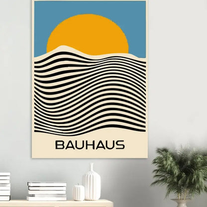 Un poster minimaliste de style Bauhaus mettant en vedette un soleil jaune audacieux sur un ciel bleu au-dessus de rayures ondulées noir et crème, avec le mot « bauhaus » imprimé en lettres noires nettes en bas.