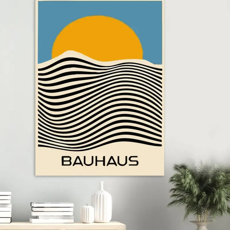 Un poster minimaliste de style Bauhaus mettant en vedette un soleil jaune audacieux sur un ciel bleu au-dessus de rayures ondulées noir et crème, avec le mot « bauhaus » imprimé en lettres noires nettes en bas.