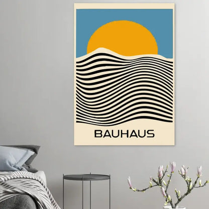 Une affiche minimaliste de style Bauhaus présentant un soleil jaune audacieux au-dessus de lignes noires ondulées sur un fond blanc cassé, avec le mot « bauhaus » imprimé en lettres noires nettes en bas.