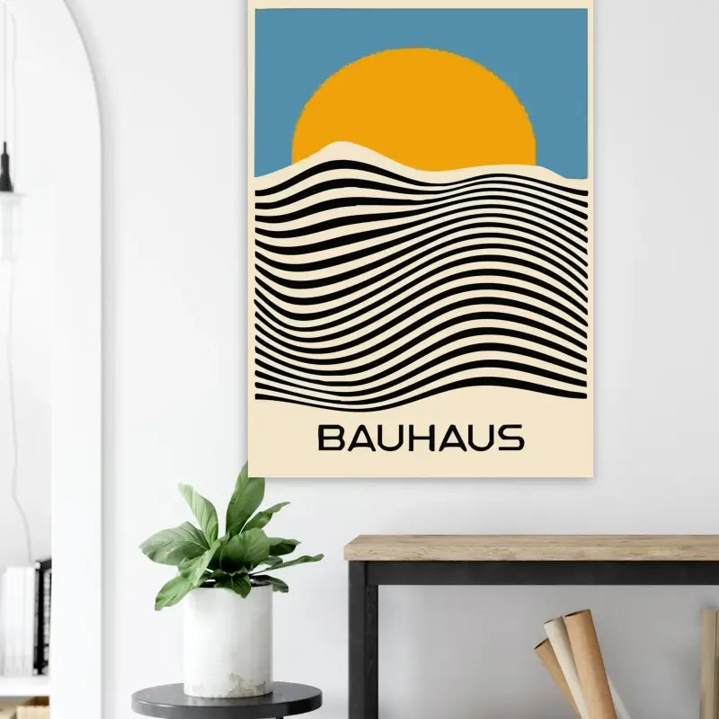 Une affiche minimaliste de style Bauhaus présentant un soleil jaune audacieux sur un ciel bleu, avec des lignes ondulées noires et crème en dessous, encadrée en beige.
