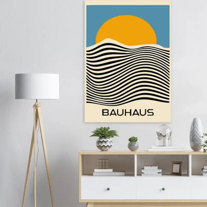 Une affiche minimaliste de style Bauhaus présentant un soleil jaune audacieux sur un ciel bleu, avec des lignes ondulées noires et blanches en dessous, encadrée d’une bordure de couleur crème.
