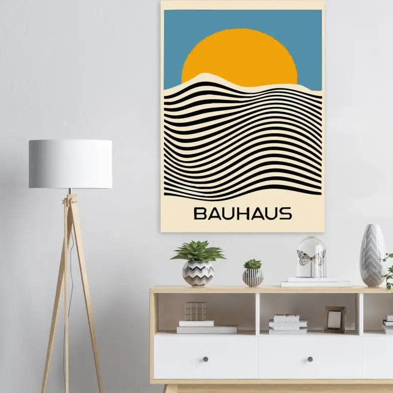 Une affiche minimaliste de style Bauhaus présentant un soleil jaune audacieux sur un ciel bleu, avec des lignes ondulées noires et blanches en dessous, encadrée d’une bordure de couleur crème.