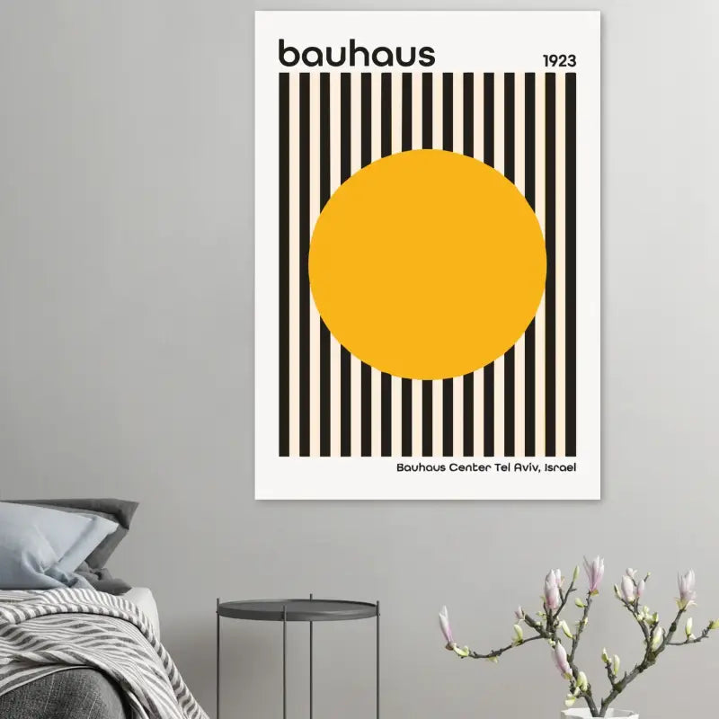Un poster minimaliste inspiré du Bauhaus présentant des rayures verticales audacieuses en noir et blanc encadrant un cercle jaune vibrant, avec du texte indiquant « bauhaus 1923 » et « bauhaus center tel aviv, israel. »