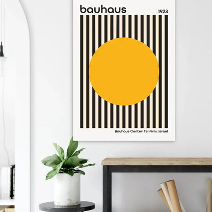 Une affiche minimaliste inspirée du Bauhaus présentant des rayures verticales noires audacieuses sur un fond crème, centrée avec un cercle jaune vibrant et un texte indiquant « bauhaus 1923 » en haut et « bauhaus center tel aviv, israel » en bas