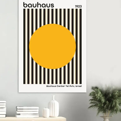 Un poster minimaliste inspiré du Bauhaus présentant un cercle jaune audacieux centré sur des rayures verticales noires et blanches, avec le texte ’bauhaus 1923’’ en haut et ’bauhaus center tel aviv, israel’ en bas.