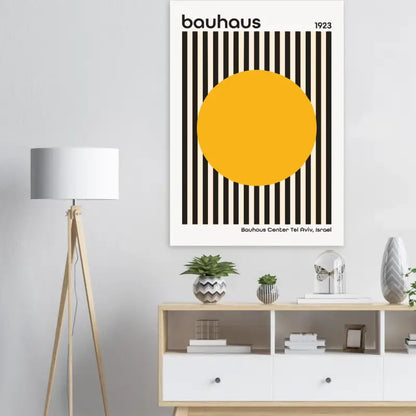 Une affiche minimaliste à thème Bauhaus présentant des rayures verticales noires audacieuses, un cercle jaune vibrant au centre, et du texte en police sans-serif propre.