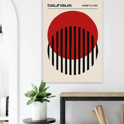Affiche beige présentant un cercle rouge audacieux avec des barres verticales noires, étiquetée ’bauhaus ausstellung’ en haut.