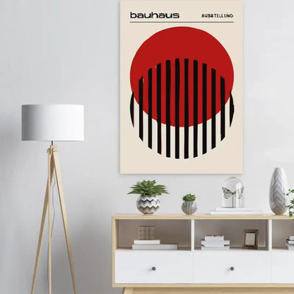 Une affiche minimaliste à thème Bauhaus présentant un cercle rouge audacieux avec des rayures verticales noires sur un fond blanc cassé.