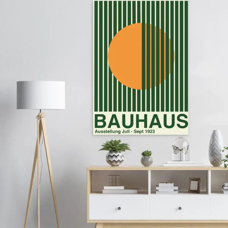 Une affiche moderne à thème Bauhaus présentant un cercle orange audacieux divisé par des rayures vertes verticales, avec le mot « bauhaus » en grandes lettres en bloc en dessous.