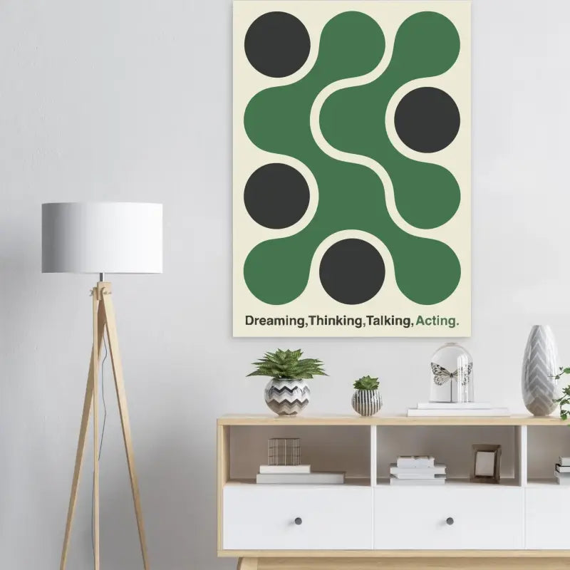 Une impression sur toile abstraite moderne présentant des formes circulaires audacieuses vertes et noires sur un fond crème, avec le texte « dreaming ».