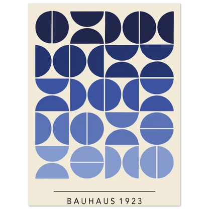 Un poster minimaliste inspiré du Bauhaus présentant une grille de demi-cercles bleu marine et bleu clair sur un fond blanc cassé, avec le texte « bauhaus 1923 » en bas.