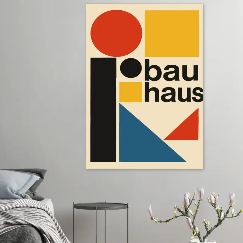 Une affiche moderne inspirée du Bauhaus mettant en scène des formes géométriques audacieuses en rouge, jaune, noir et bleu sur un fond crème avec le mot « bau haus » imprimé en noir.