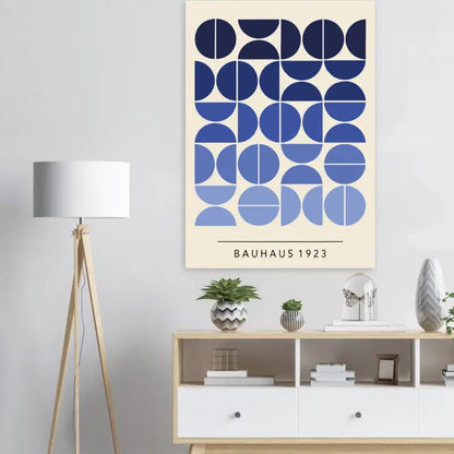 Un poster minimaliste inspiré du Bauhaus présentant un motif géométrique de demi-cercles bleu marine et bleu clair sur un fond blanc cassé, avec le texte « bauhaus 1923 » imprimé en dessous.