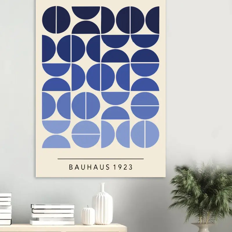 Une affiche murale minimaliste inspirée du Bauhaus présentant un motif géométrique de cercles bleu marine et bleu clair sur un fond blanc cassé, avec le texte « bauhaus 1923 » imprimé en bas.
