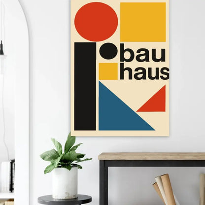 Une affiche moderne de style Bauhaus présentant des formes géométriques audacieuses en rouge, jaune, noir et bleu sur un fond crème avec le mot « bauhaus » imprimé en dessous.