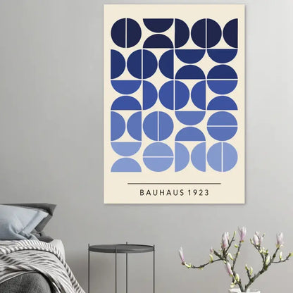Une affiche minimaliste inspirée du Bauhaus présentant un motif géométrique de demi-cercles bleu marine et bleu clair sur un fond blanc cassé, avec le texte « bauhaus 1923 » imprimé en bas.