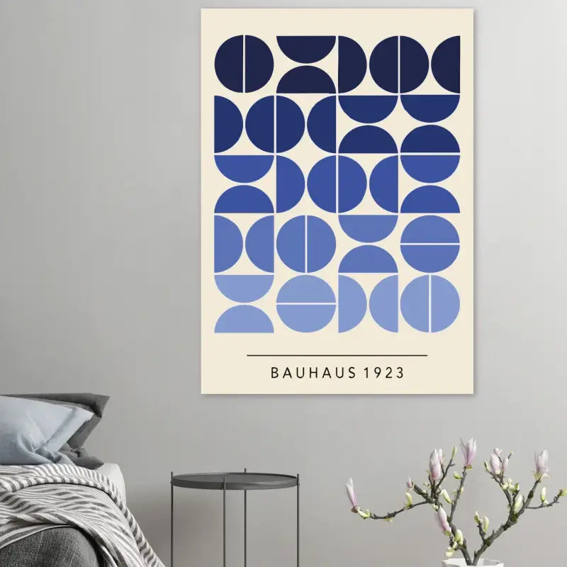 Une affiche minimaliste inspirée du Bauhaus présentant un motif géométrique de demi-cercles bleu marine et bleu clair sur un fond blanc cassé, avec le texte « bauhaus 1923 » imprimé en bas.