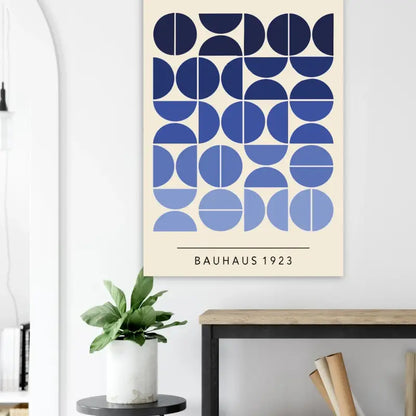 Un poster minimaliste inspiré du Bauhaus présentant un motif géométrique de demi-cercles bleu marine et bleu clair sur un fond blanc cassé, avec le texte « bauhaus 1923 » imprimé en dessous.