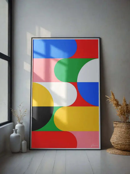 Une impression d’art abstrait vibrante mettant en scène des cercles audacieux et superposés en rouge, bleu, vert, jaune, rose et noir, encadrée d’un bord noir élégant.