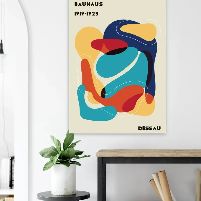 Affiche abstraite vibrante mettant en vedette des formes organiques audacieuses en bleu, rouge, orange et turquoise sur un fond crème avec le texte « bauhaus 1919-1923 » et « dessau ».