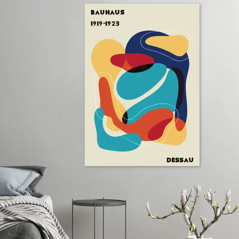 Affiche abstraite vibrante bauhaus mettant en scène des formes organiques audacieuses en bleu, rouge et jaune sur un fond crème avec le texte « bauhaus 1919-1923 » et « dessau ».