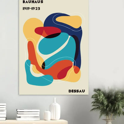 Affiche abstraite vibrante de style Bauhaus mettant en scène des formes organiques audacieuses en bleu, rouge et jaune sur un fond crème avec le texte « bauhaus 1919-1923 » et « dessau ».
