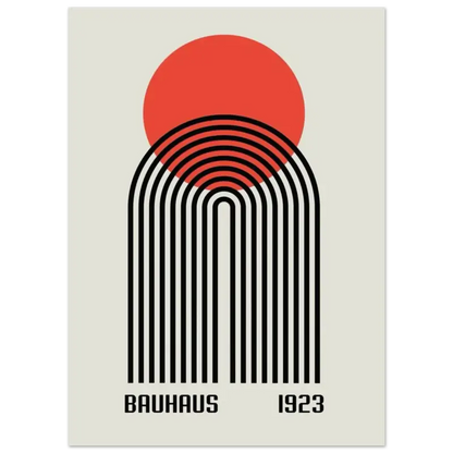 Affiche minimaliste inspirée du Bauhaus présentant un cercle rouge audacieux au-dessus d’arches noires concentriques sur un fond blanc cassé, avec « bauhaus 1923 » imprimé en bas.