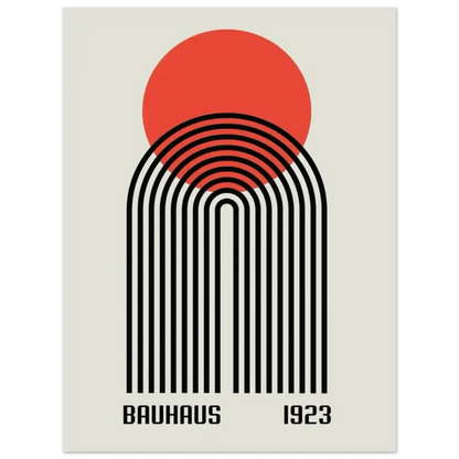 Affiche minimaliste inspirée du Bauhaus présentant un cercle rouge audacieux au-dessus d’arches concentriques noires sur un fond blanc cassé, avec « bauhaus 1923 » imprimé en bas.