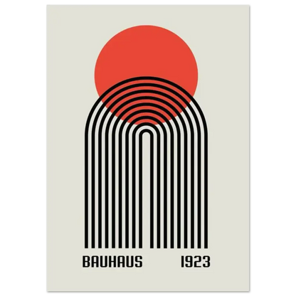 Affiche minimaliste inspirée du Bauhaus présentant un soleil circulaire rouge audacieux au-dessus de lignes arquées concentriques noires sur un fond blanc cassé, avec « bauhaus 1923 » imprimé en police sans-serif propre en bas.