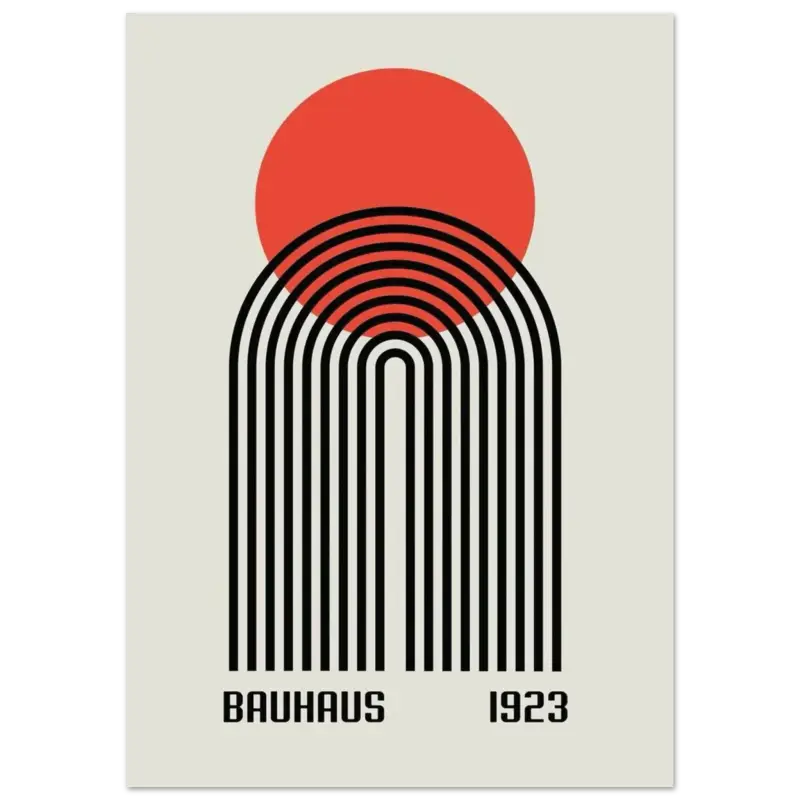 Affiche minimaliste inspirée du Bauhaus présentant un soleil circulaire rouge audacieux au-dessus de lignes arquées concentriques noires sur un fond blanc cassé, avec « bauhaus 1923 » imprimé en police sans-serif propre en bas.