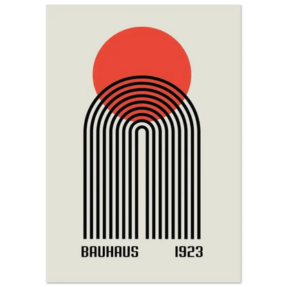 Affiche minimaliste inspirée du Bauhaus présentant un cercle rouge audacieux au-dessus d’arches noires concentriques sur un fond blanc cassé, avec « bauhaus 1923 » imprimé en police sans-serif propre en bas.