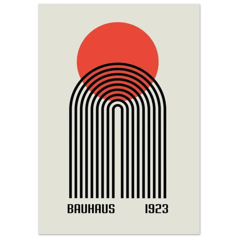Affiche minimaliste inspirée du Bauhaus présentant un cercle rouge audacieux au-dessus d’arches noires concentriques sur un fond blanc cassé, avec « bauhaus 1923 » imprimé en police sans-serif propre en bas.