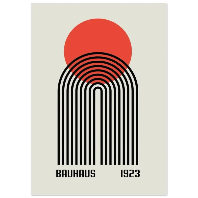 Affiche minimaliste inspirée du Bauhaus présentant un cercle rouge audacieux au-dessus d’arches noires concentriques sur un fond blanc cassé, avec « bauhaus 1923 » imprimé en bas.
