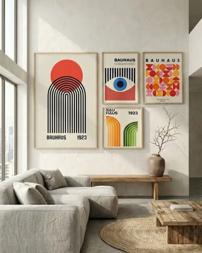 Ensemble de quatre impressions d’art encadrées sur le thème Bauhaus présentant des designs géométriques audacieux, des couleurs vives comme le rouge, l’orange, le bleu et le vert sur des fonds neutres.