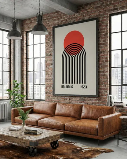 Canapé en cuir marron avec un design minimaliste et une couture visible.