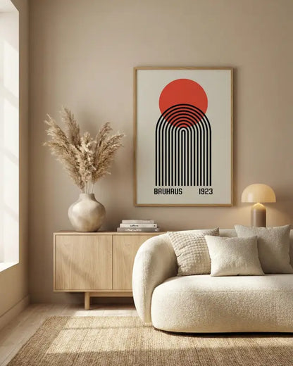 Une affiche encadrée minimaliste avec un soleil circulaire rouge audacieux au-dessus d’arches concentriques noires, étiquetée « bauhaus 1923 » en police sans-serif propre.
