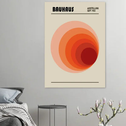 Une affiche minimaliste au thème Bauhaus présentant des cercles concentriques orange et rouge sur un fond crème, avec du texte noir indiquant « bauhaus » et « ausstellung sept 1923. »