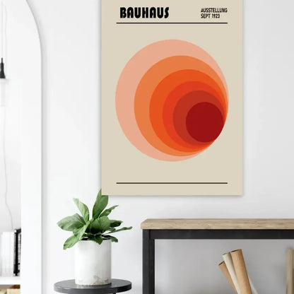 Affiche beige présentant des cercles concentriques orange et rouge avec le texte ’bauhaus’ en haut.