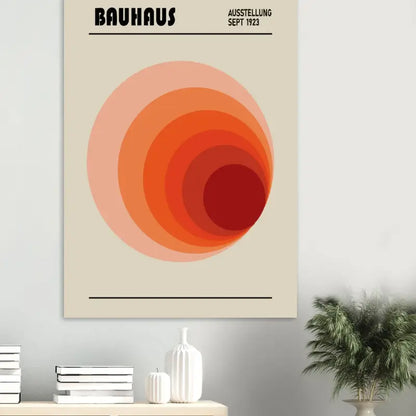 Une affiche minimaliste à thème Bauhaus présentant des cercles concentriques orange et rouge sur un fond beige, avec du texte noir indiquant « bauhaus » et « ausstellung sept 1923. »