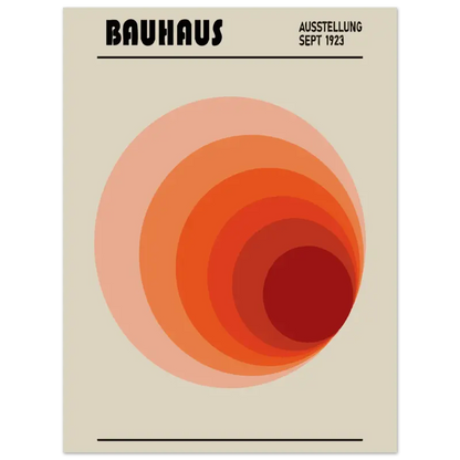 Une affiche minimaliste bauhaus présentant des cercles concentriques orange et rouge sur un fond crème, avec un texte noir en gras en haut indiquant ’bauhaus’ et ’exposition sept 1923.’