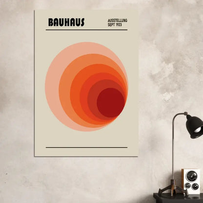 Un poster minimaliste Bauhaus présentant des cercles concentriques orange et rouge sur un fond crème, avec du texte noir indiquant « bauhaus » et « ausstellung sept 1923. »