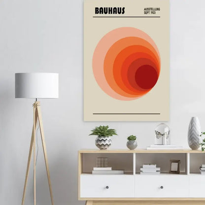 Affiche Bauhaus beige avec des cercles concentriques orange et rouge et du texte noir.