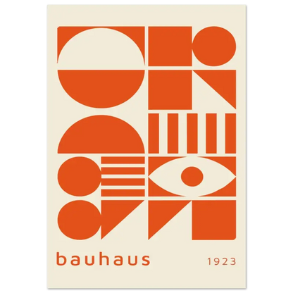 Un poster minimaliste Bauhaus mettant en scène des formes géométriques orange audacieuses et un œil stylisé sur un fond blanc cassé, avec « bauhaus » et « 1923 » imprimés en orange assorti en bas.