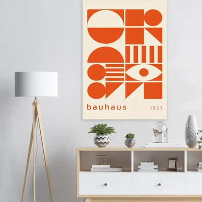 Affiche géométrique orange bauhaus avec des formes audacieuses et le texte « bauhaus 1923 » sur un fond crème.