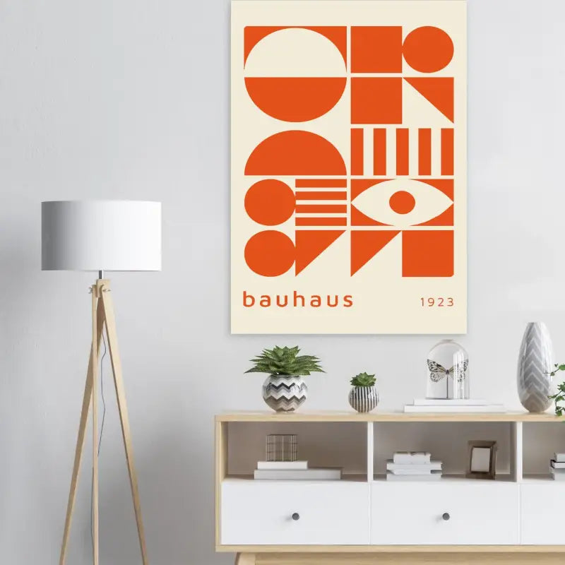 Affiche géométrique orange bauhaus avec des formes audacieuses et le texte « bauhaus 1923 » sur un fond crème.