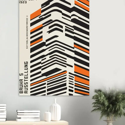 Une affiche abstraite moderne présentant des lignes géométriques audacieuses noires et orange sur un fond crème, dépeignant un design architectural avec un texte indiquant « bauhaus ausstellung » et « sütterlin brädemepstarse ii »