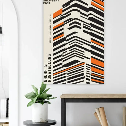 Un poster abstrait moderne mettant en scène des rayures géométriques audacieuses en noir et orange sur un fond crème, avec du texte dans une police sans-serif propre.