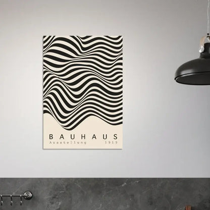 Impression sur toile à rayures ondulées noir et blanc présentant le texte « bauhaus ausstellung 1919 » dans un design minimaliste.