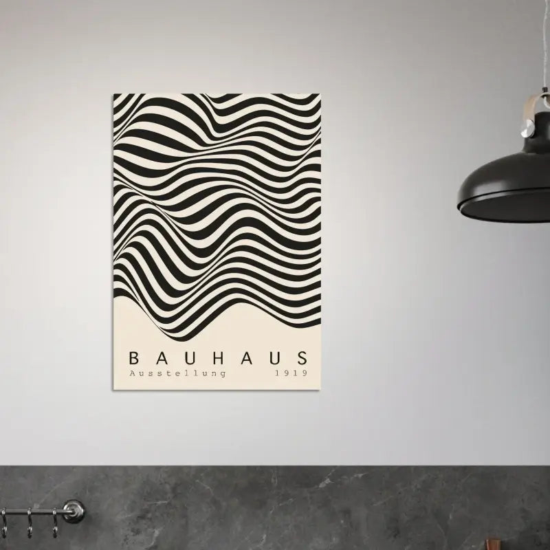 Impression sur toile à rayures ondulées noir et blanc présentant le texte « bauhaus ausstellung 1919 » dans un design minimaliste.