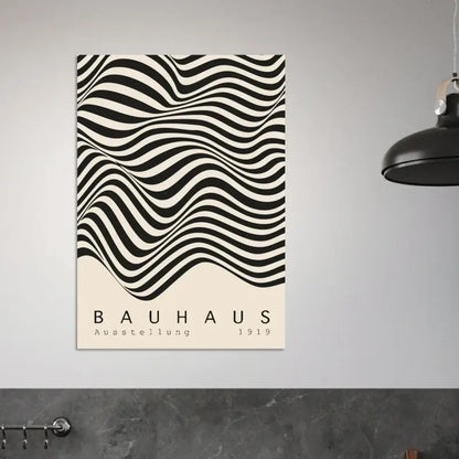 Art sur toile rayée ondulée noir et blanc mettant en vedette le texte « bauhaus ausstellung 1919 » dans un design minimaliste.